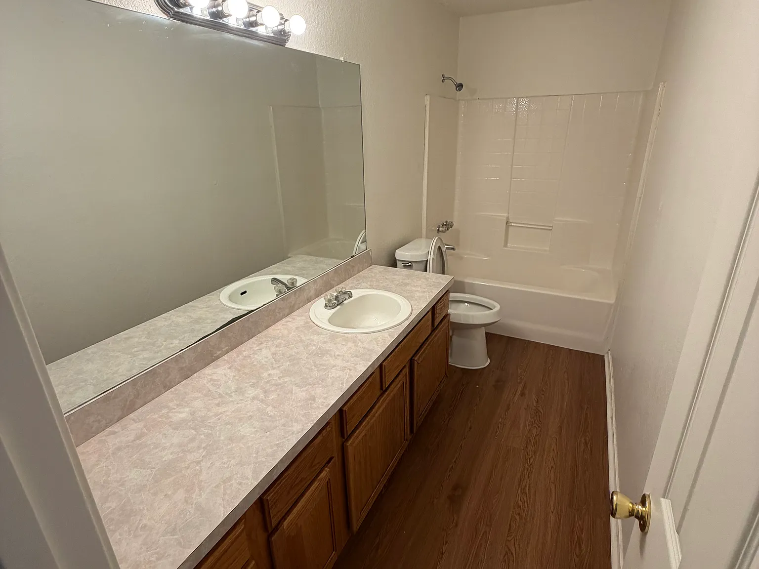 3 bed, 1232 sqft, $1,900 — Photo 2