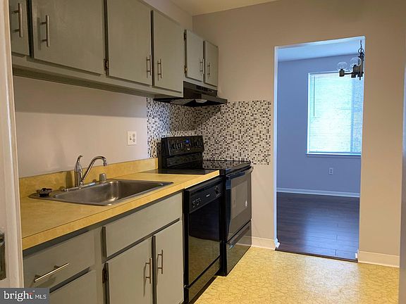 2nd image of 9702 Kingsbridge Dr APT 201