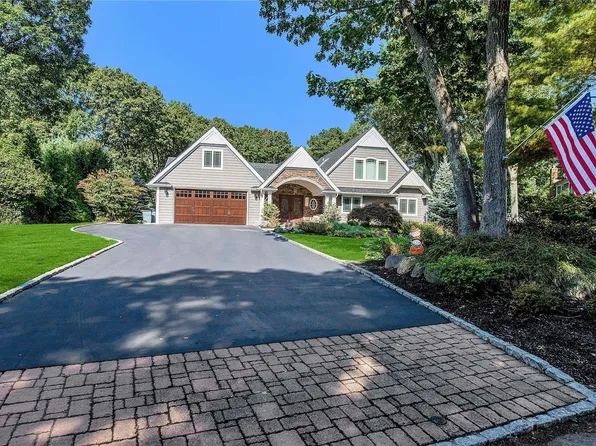 12 White Spruce Circle, Commack, NY 11725