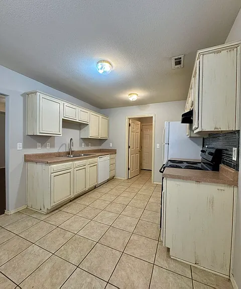 807 SW River Rock St — Photo 7