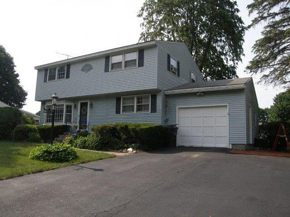 1st image of 28 Massachusetts Dr