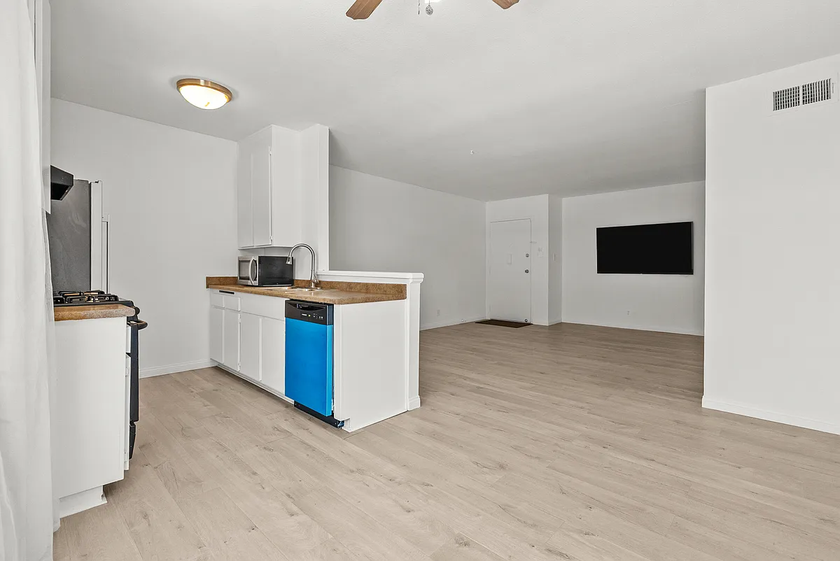 Building Photo - 21000 Parthenia St #17