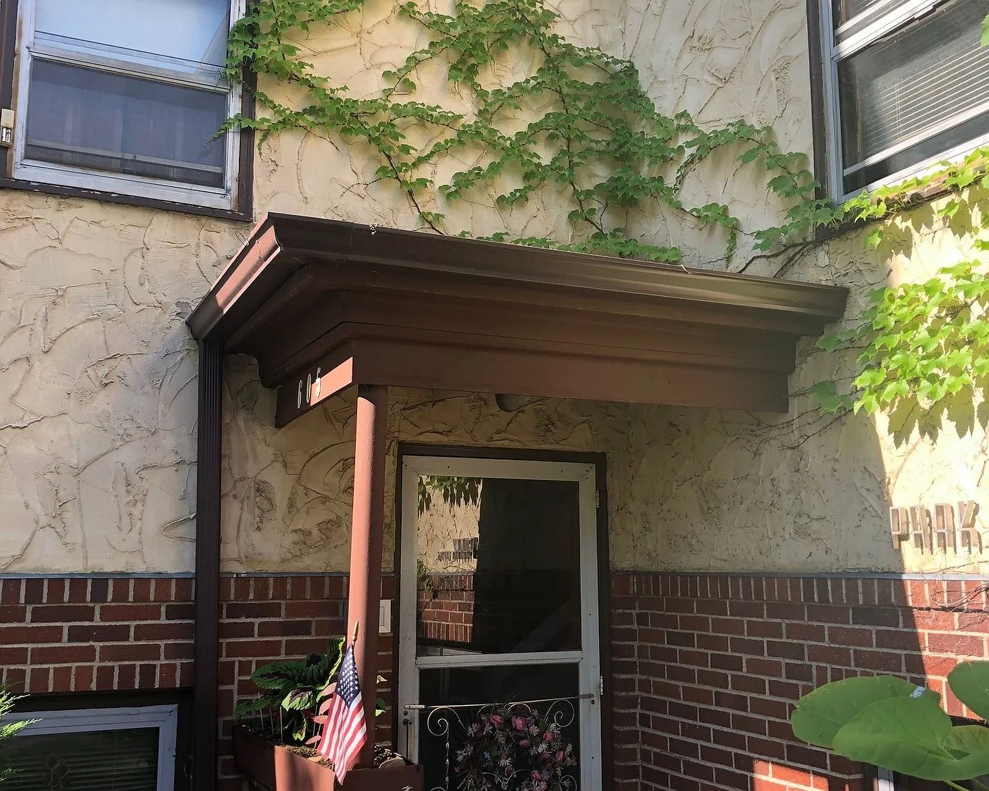 14th & Phillips One Bedroom Apartment - Park Apartments — Photo 4