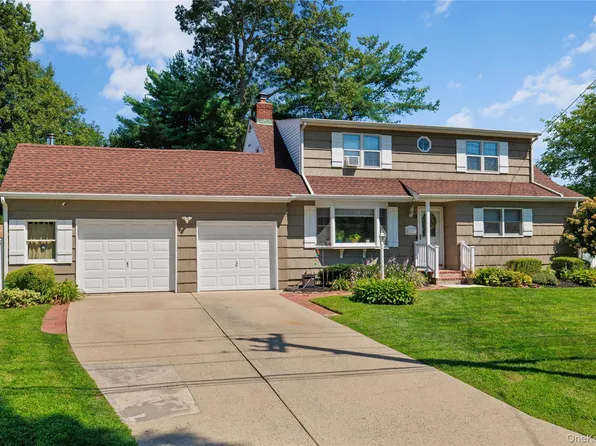 13 Westwood Drive, North Babylon, NY 11703