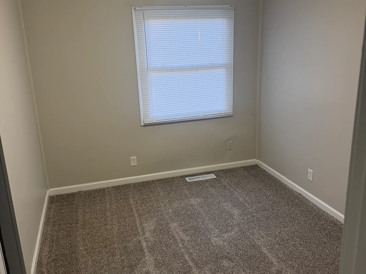 3 bed, 1100 sqft, $1,300 — Photo 3