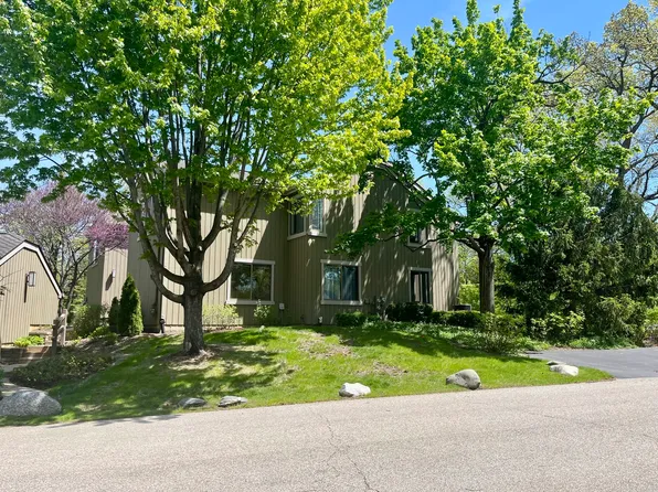 275 Hickory Ln APT D, Lake Barrington, IL 60010