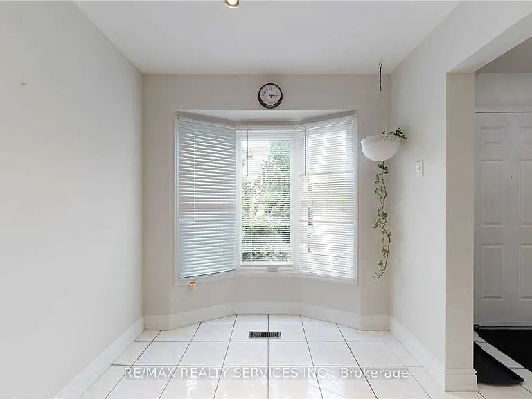 44 Elmstead Ct — Photo 4