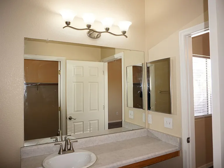 2201 S Saint Suzanne Dr — Photo 38