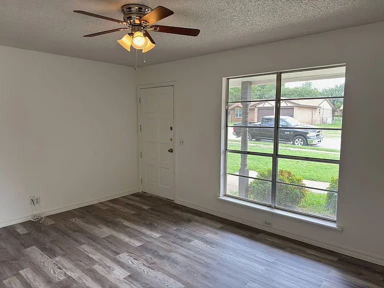 5507 Hooper Dr — Photo 3