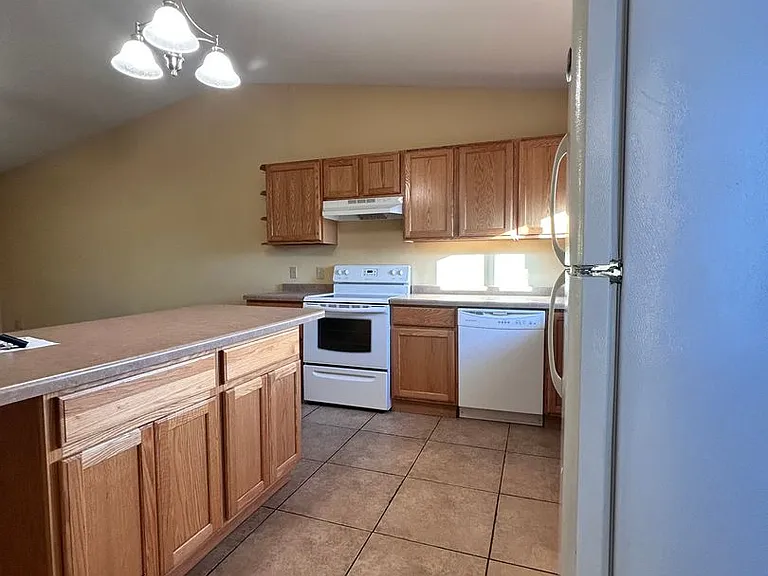 1027 Dutchman Dr — Photo 3