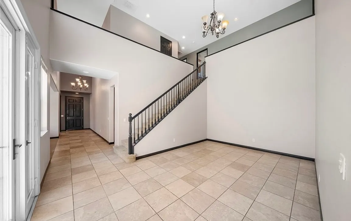 5 bed, 4100 sqft, $1,099 — Photo 2