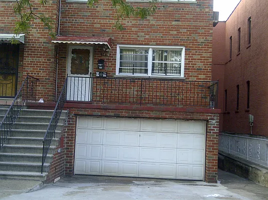 Rented by Niko International Brokerage | media 2