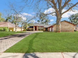 310 Live Oak Ln, Lake Jackson, TX 77566