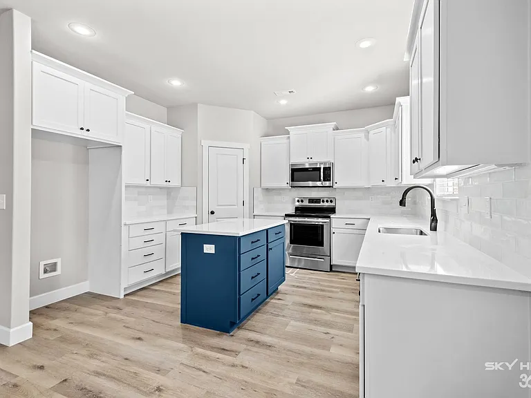 221 Dogwood St — Photo 2