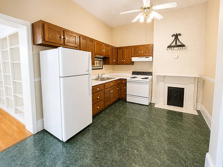 1338 College St — Photo 4