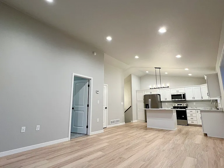 6868 Thomas St — Photo 5
