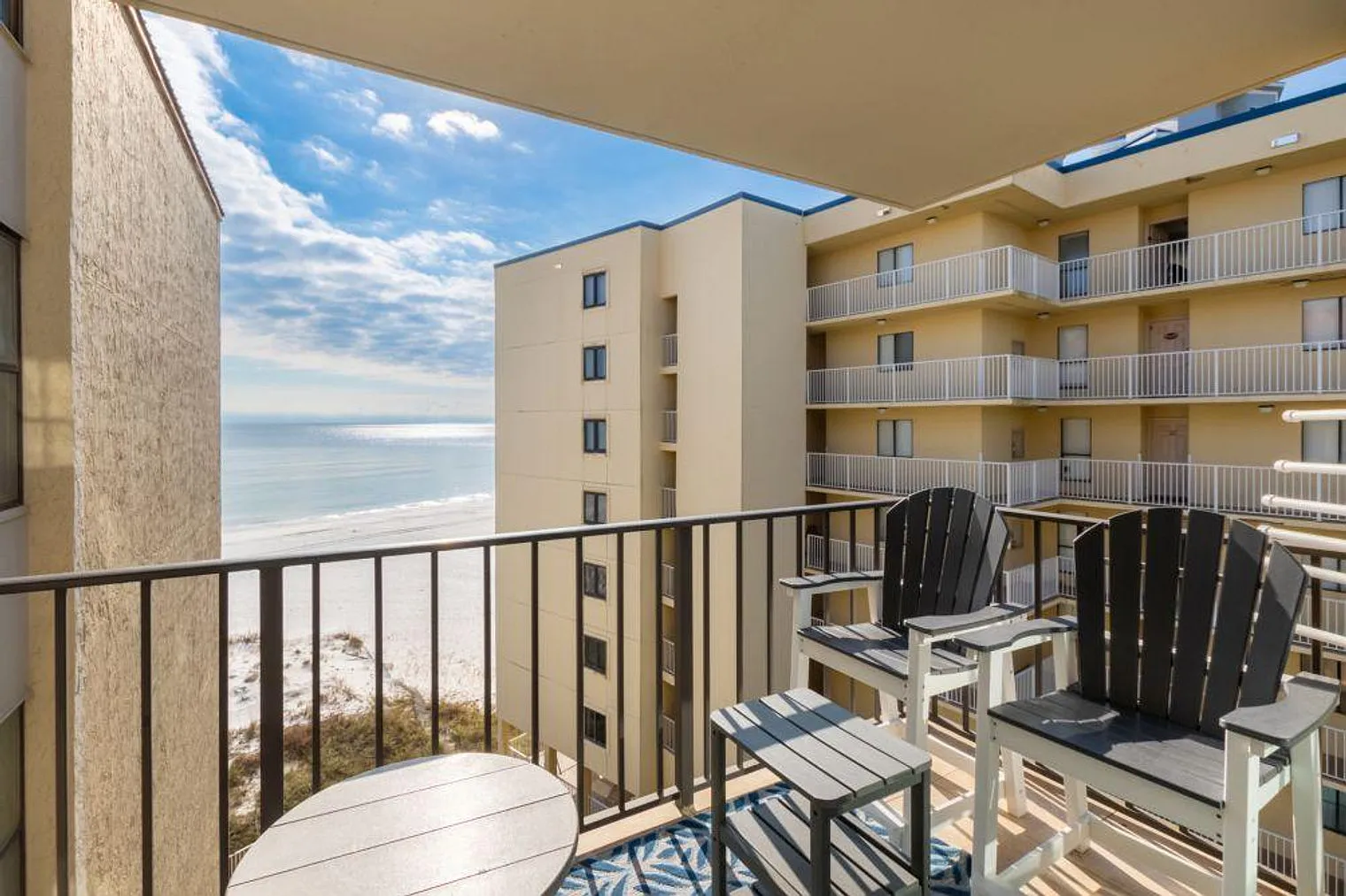 2 bed, 2.0 bath, 882 sqft, $4,560 — Photo 2