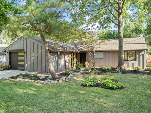 7653 Colonial Dr, Prairie Village, KS 66208