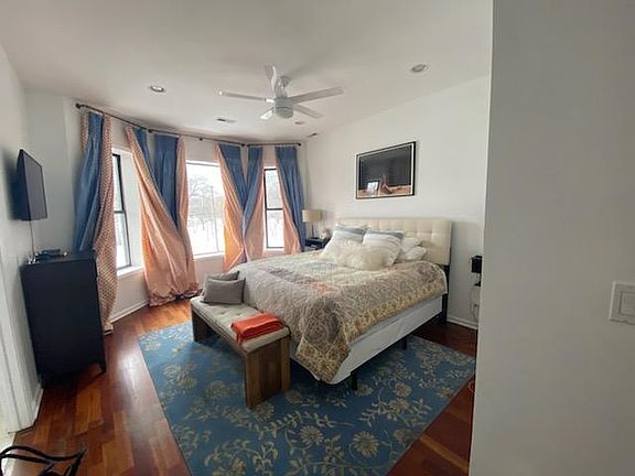 3rd image of 1527 N California Ave APT 2N