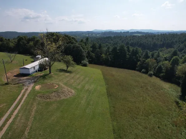 132 Lindale Ln, Woodlawn, VA 24381