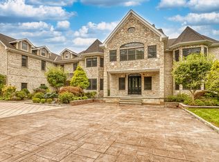 8 Old Schoolhouse Rd, Manorville, NY 11949