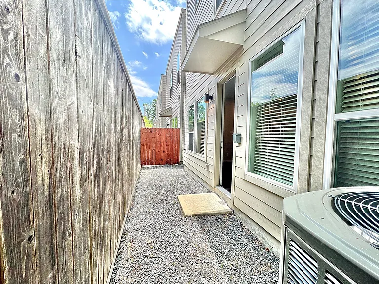 608 Thornton Oaks Ln — Photo 15