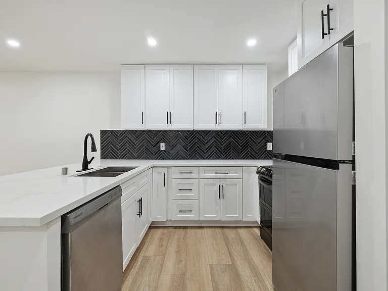 Encino Country Club Apartments — Photo 18
