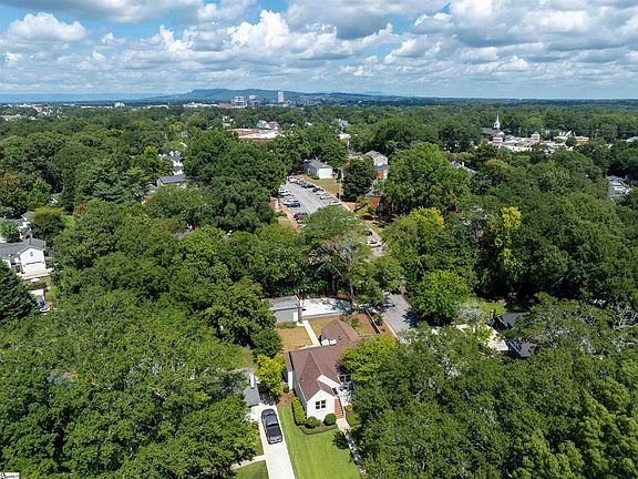4th image of 211 Brookwood Dr