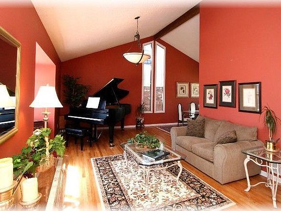 Formal Living Room w/vaulted Ceilings, Hardwood Floors