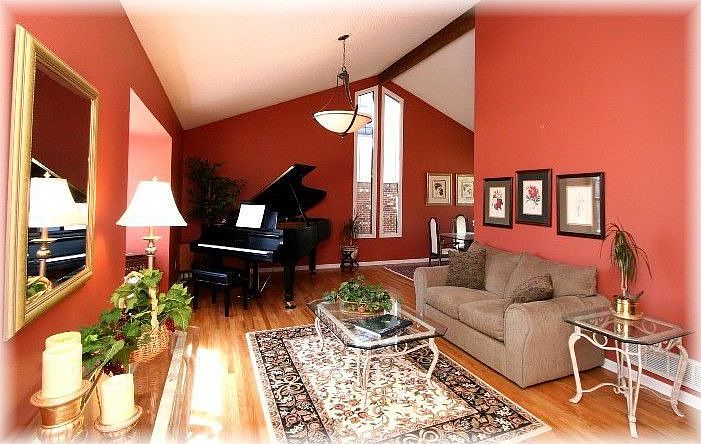 Formal Living Room w/vaulted Ceilings, Hardwood Floors