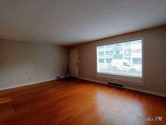4th image of 423 Boylston Ave E