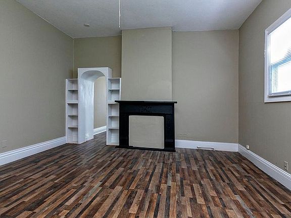 3rd image of 524 E Saint Catherine St