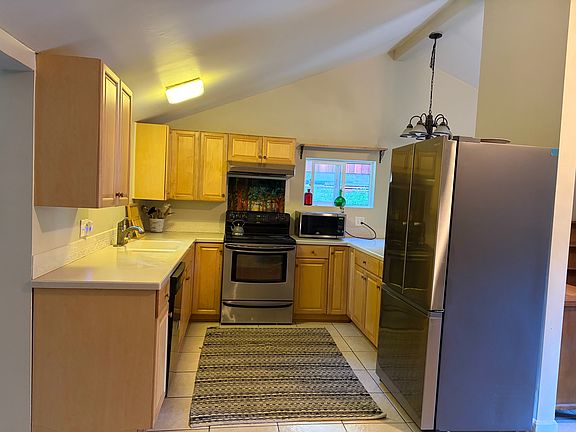 3rd image of 37 Fox Farm Rd