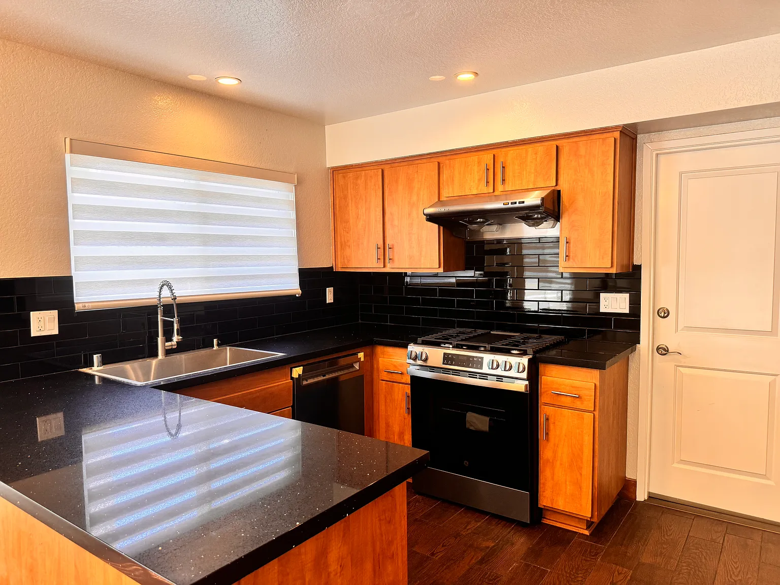 3 bed, 1372 sqft, $3,500 — Photo 4