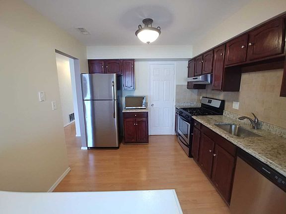 5th image of 842 Cross Creek Ct Unit B2