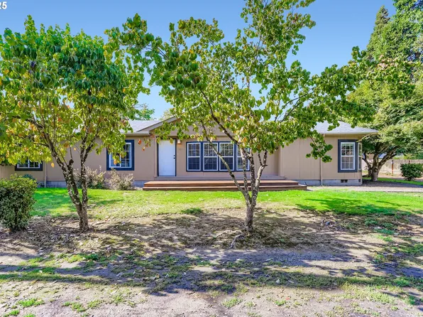 339 N 5th St, Carlton, OR 97111