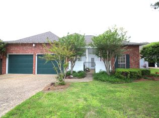 11 Stones Throw Dr, Hattiesburg, MS 39402