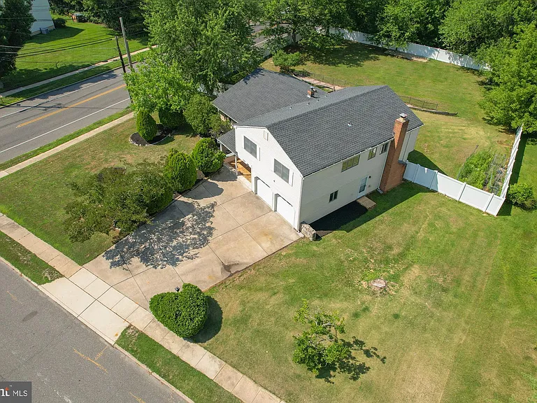 701 Crestbrook Ave — Photo 3