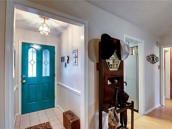 2nd image of 113 Noe Ln
