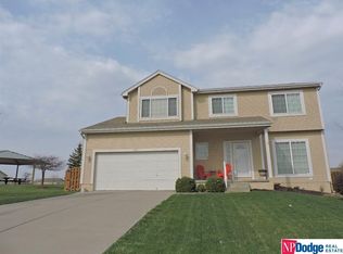 1606 Ridgeview Dr, Papillion, NE 68046