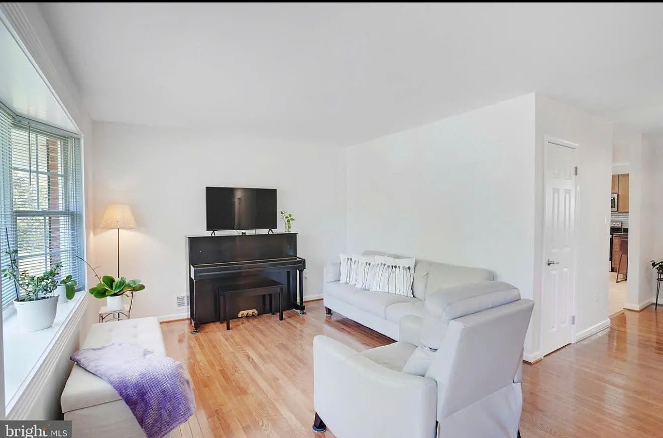4 bed, 2577 sqft, $4,200 — Photo 4