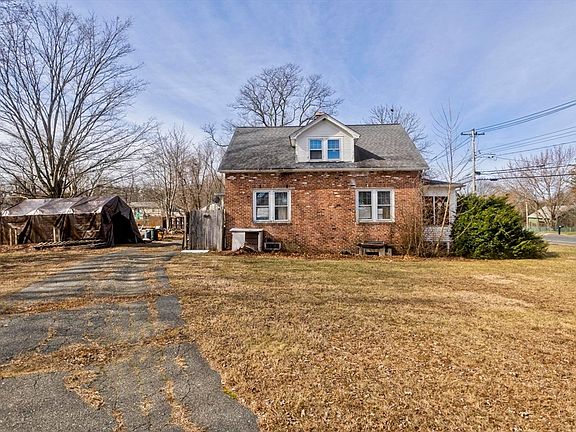 3rd image of 1019 Burnett Rd