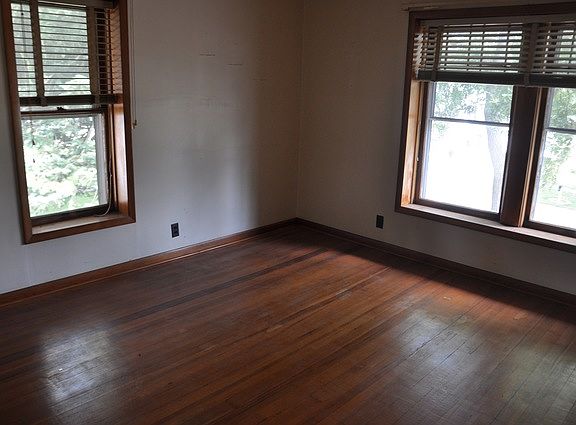 3rd image of 305 S Meadow St