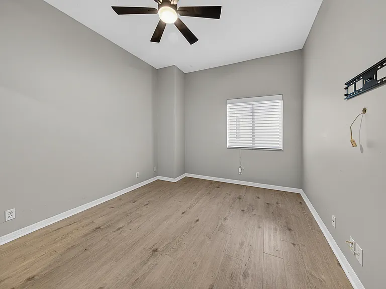 835 NE 17th Way — Photo 16