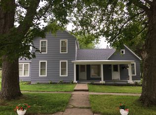 905 S Elm St, Delavan, IL 61734