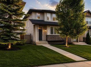 116 S Panora Close NW, Calgary, AB T3K 0G4