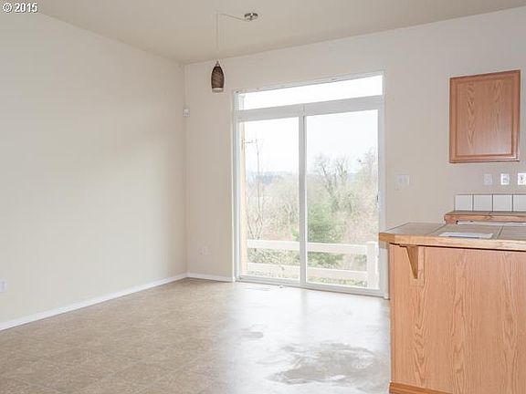 4th image of 474 SE Heathcliff Ln