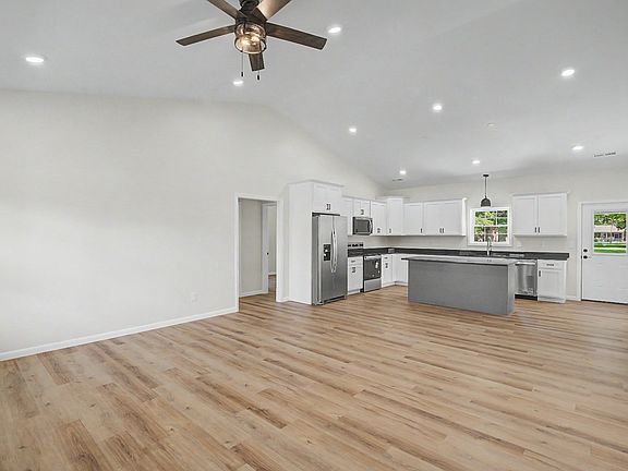 4th image of 140 Clara St