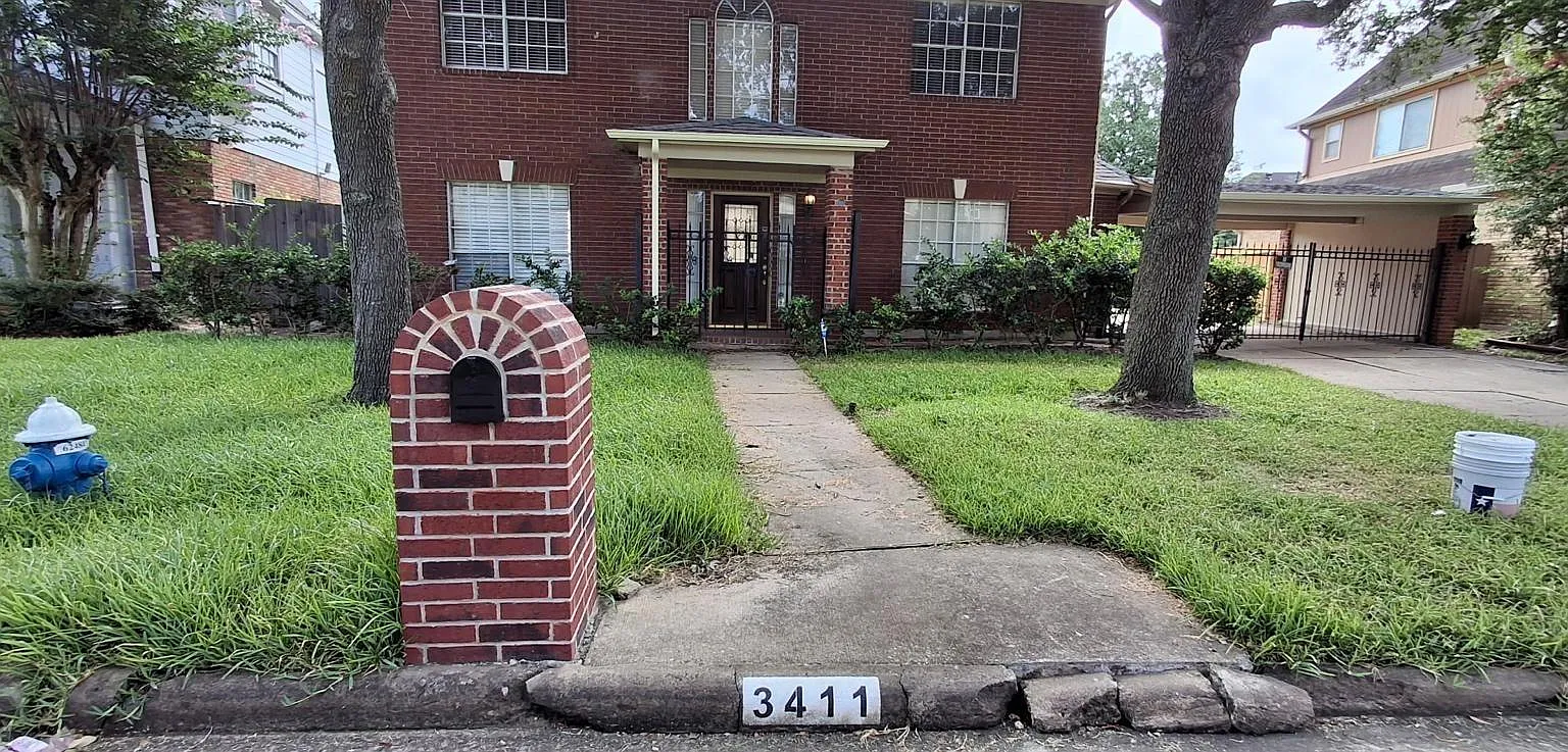 4 bed, 2.5 bath, 2440 sqft, $2,499 — Photo 2