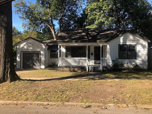 909 Nisbett with new porch railing